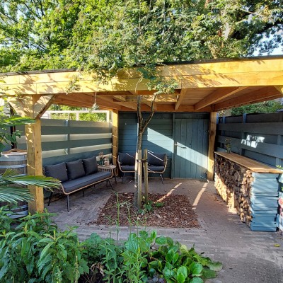 Heerlijk plekje gecreëerd achter in onze tuin met meubelen van AVH Tuinmeubelen.
