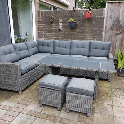 Zo blij met de prachtige loungeset.