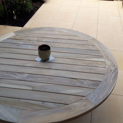 Heel blij met onze ronde Louvre teak houten tuintafel.