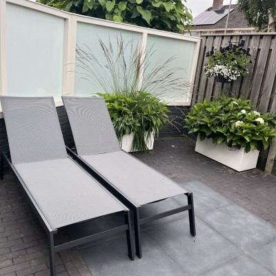 Echt genieten op je eigen terras met deze ligstoelen van AVH.