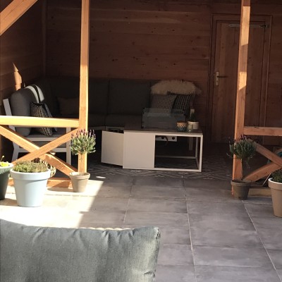 Bij een nieuwe tuin horen natuurlijk ook fijne zitplekken.