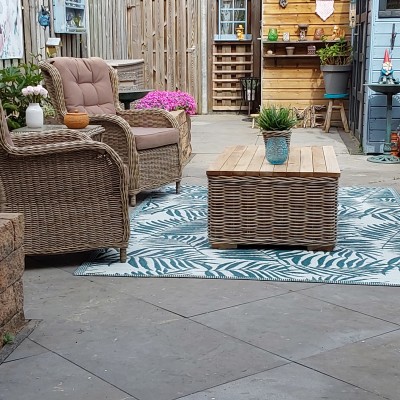 De tafel, de grote stoelen  en het ronde teak tafeltje