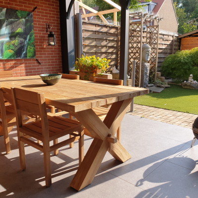 Deze meubelset past perfect bij onze strake tuin