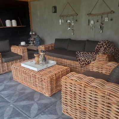 De meubels zijn gigantisch dit zorgt er voor dat er echt een eyecatcher staat. Groot grof en stoer maar zeker niet minder huiselijk en warm...