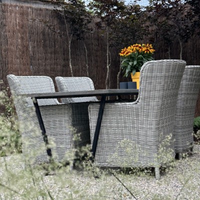 Prachtige eethoek in onze net nieuw aangelegde tuin.