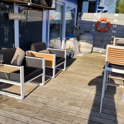 ligbedden en stoelen bij onze barkrukken gekocht!