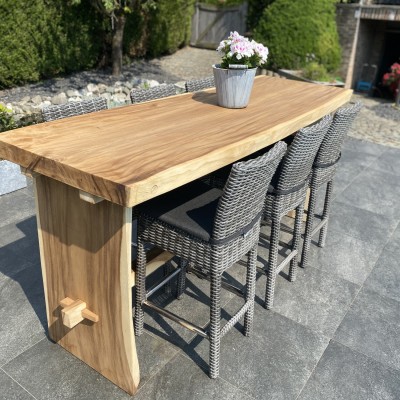 Hier is het altijd lekker gezellig aan deze mooie tafel