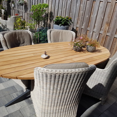 Hoe mooi kan een ovale tafel zoveel betekenen voor je tuin