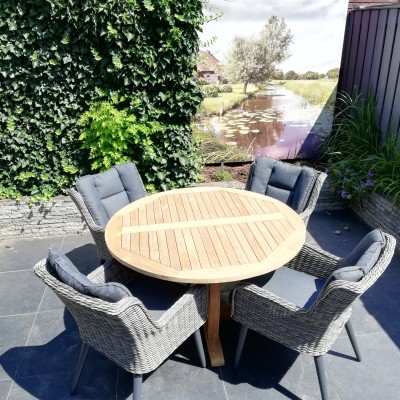 Mooie teak houten tafel die precies in mijn kleine tuintje past