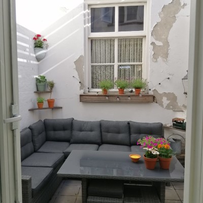De Valencia dining hoek loungeset past perfect op onze kleine patio.