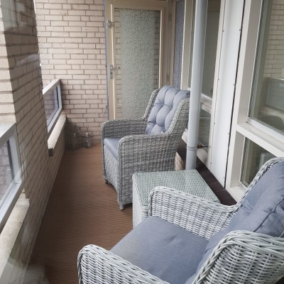 Met de stoelen en tafel van AVH-Outdoor is ons balkon compleet en kunnen we heerlijk genieten