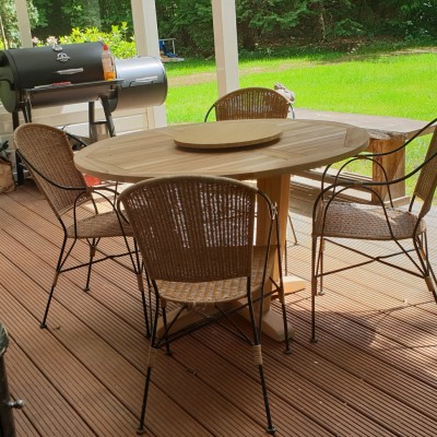 Bij een mooie veranda hoort natuurlijk een mooie romantische tafel