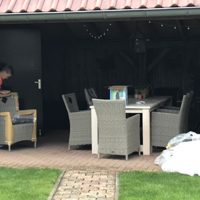 Onze zoon kon niet wachten om op de nieuwe stoelen te kunnen zitten