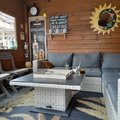 Tuintafel,verstelbaar in hiogte,zowel om te aperitieven of om te eten