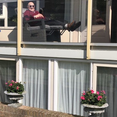 Onze 93 jarige vader geniet nog steeds van het zonnetje