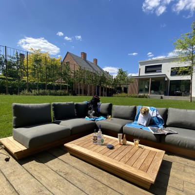 De jongens aan het genieten van hun dagelijkse aperitief in de lounge.