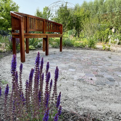 Deze mooie tuinbank hebben we aan geschaft voor het project Stilte tuin.