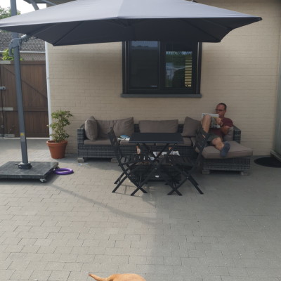 Zalige zaterdag onder onze nieuwe parasol!