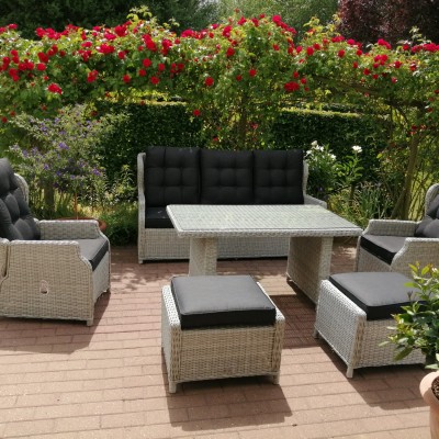 Onze prachtige loungeset tussen de rozen