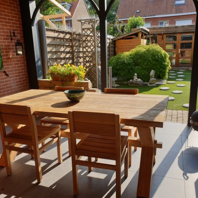 Deze meubelset past perfect bij onze strake tuin