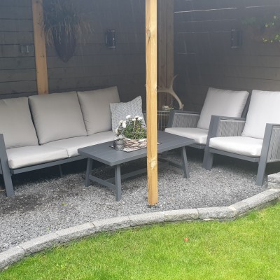 En hier onder het open terras.