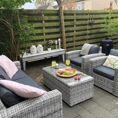 Na jaren bivakkeren op campingstoelen nu heerlijk loungen met klasse.