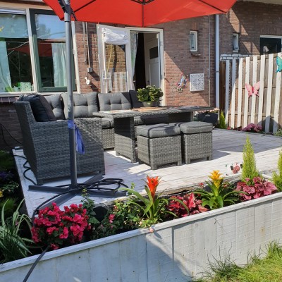 Wij zitten heerlijk in de tuin!