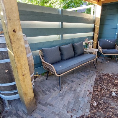 Heerlijk plekje gecreëerd achter in onze tuin met meubelen van AVH Tuinmeubelen.