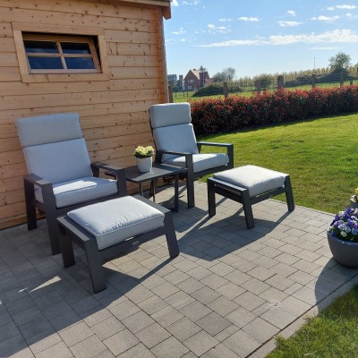 Heerlijk genieten van de zon in onze mooie tuin