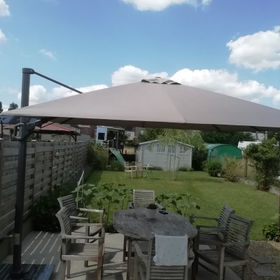 Lekker veel schaduw onder onze fantastische nieuwe parasol