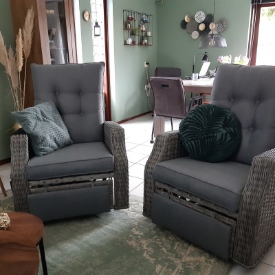 De stoelen zijn zo mooi en ze zitten zo lekker, dat we ze binnen hebben gezet.