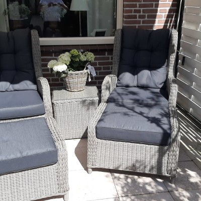 Luxe balkonset voor in de tuin.