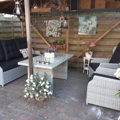 Een heerlijke bank met 2 tuinstoelen.met tafel en voetenbankjes