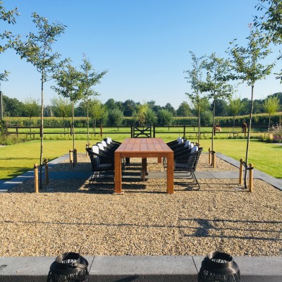 Deze prachtige 4 meter lange teak tafel verdient deze plek!