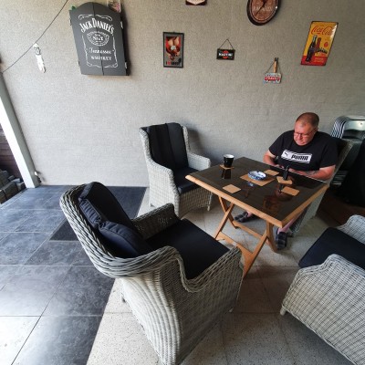 Aangenaam zitten in de pas geleverde stoelen op het terras