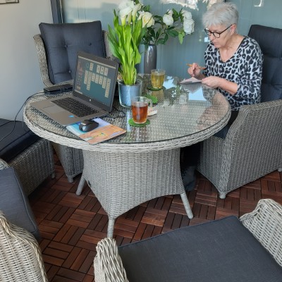 Heerlijk aan de tafel werken