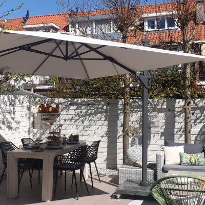 relaxt ontbijten en daarna chillen op de bank met deze eenvoudig draaiende zweefparasol