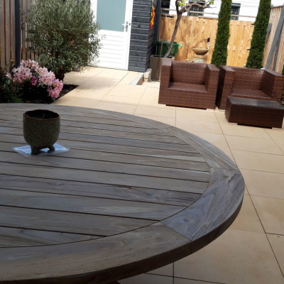 Heel blij met onze ronde Louvre teak houten tuintafel.