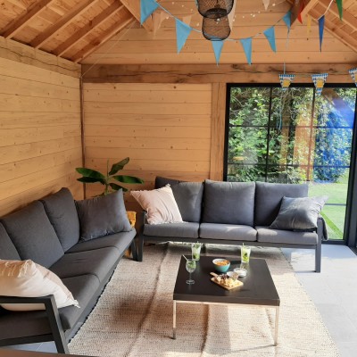 Genieten van onze prachtige loungebanken van AVH Outdoor en daarbij kunnen verkoelende cocktails natuurlijk niet missen .