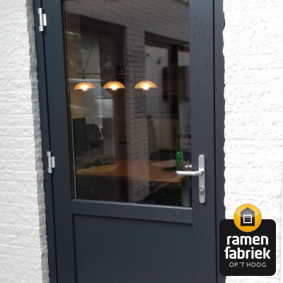 Achterdeur vlak met Paumelle scharnieren
