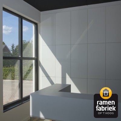 Fabriek van Bommel kunststof kozijnen grote lichtinval