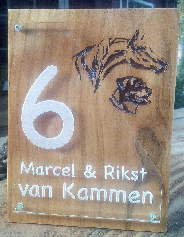 Naambord massief hout & acrylaat