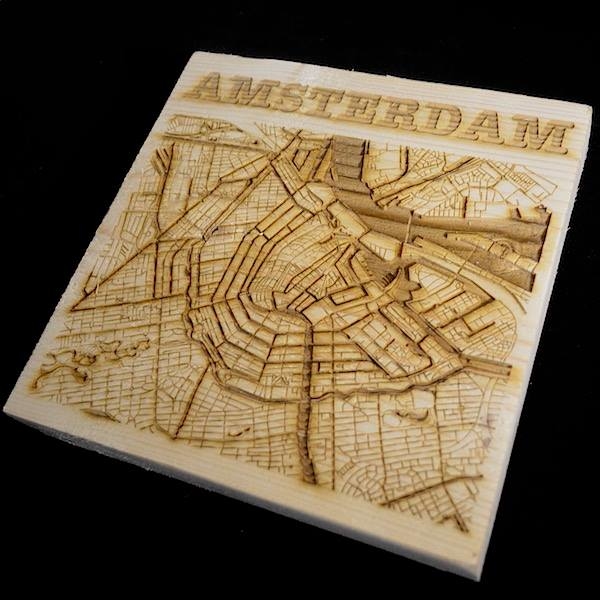 Hout lasergraveren met stadskaart