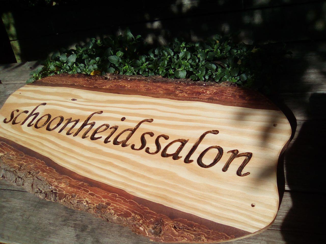 Gevelbord met schors in Lariks