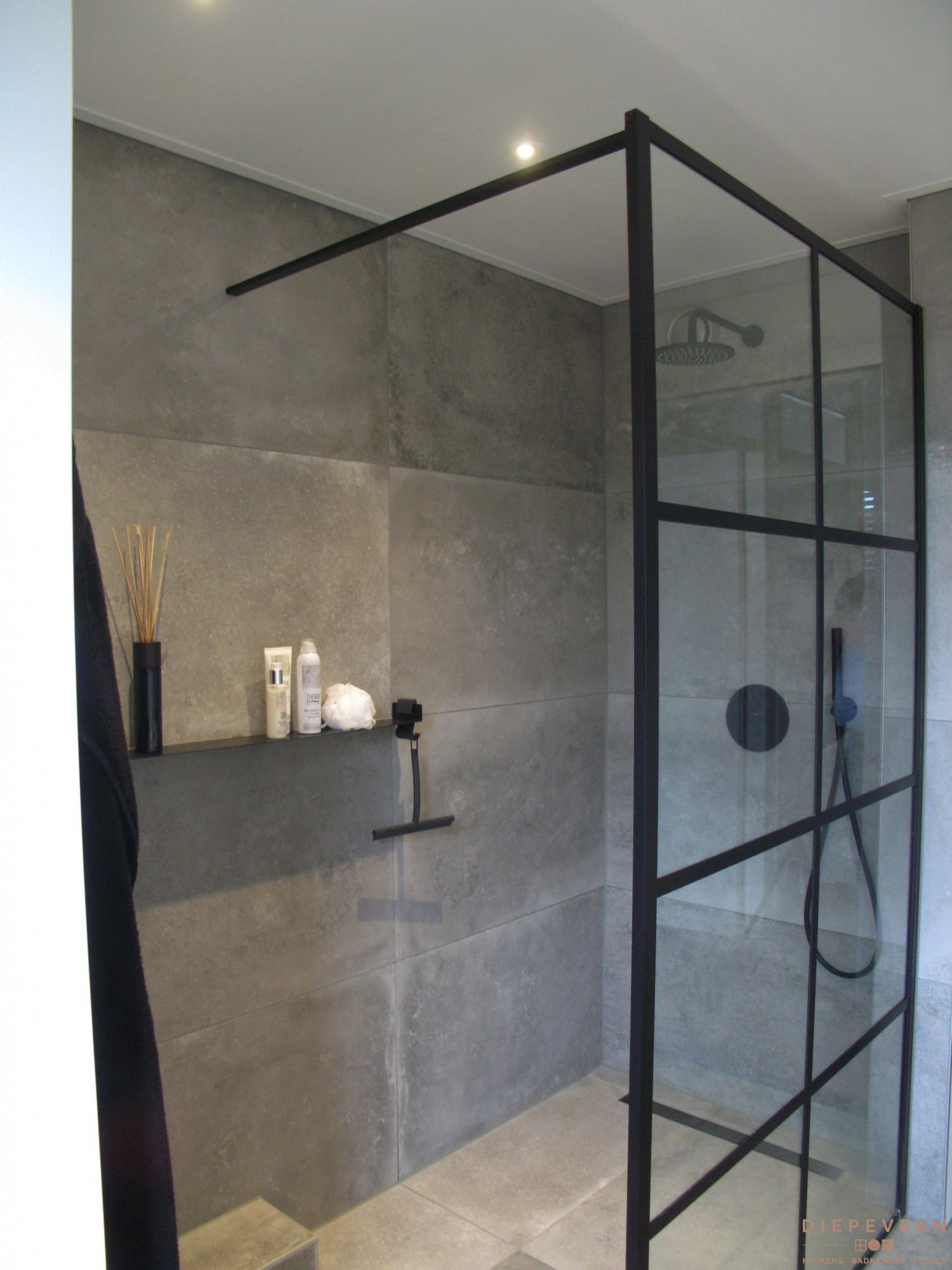Er is een trend Beginner Inschrijven Moderne badkamer met grijs en zwart - Looqify
