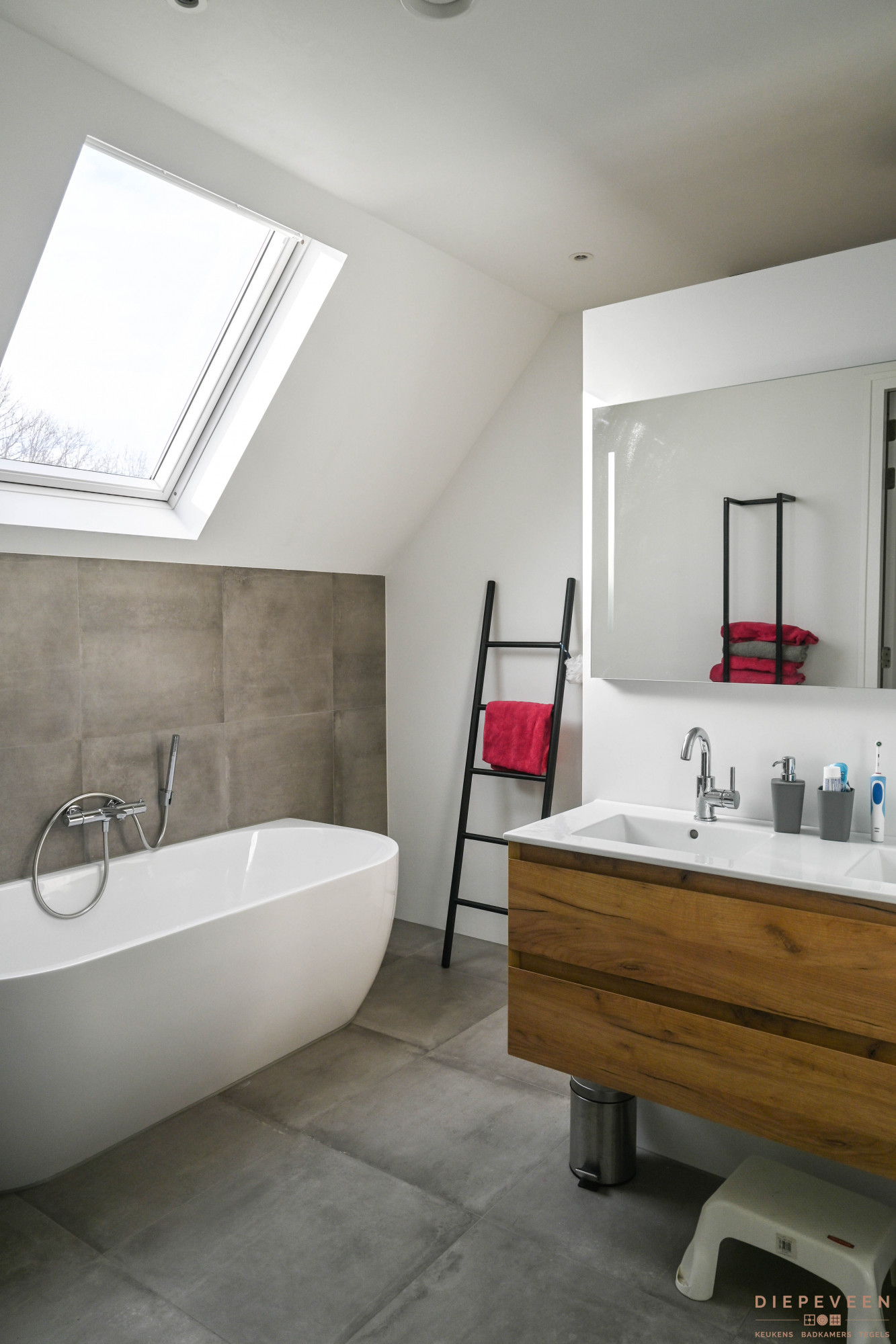 Verwonderlijk Moderne badkamer met grijs en hout - Looqify IX-11