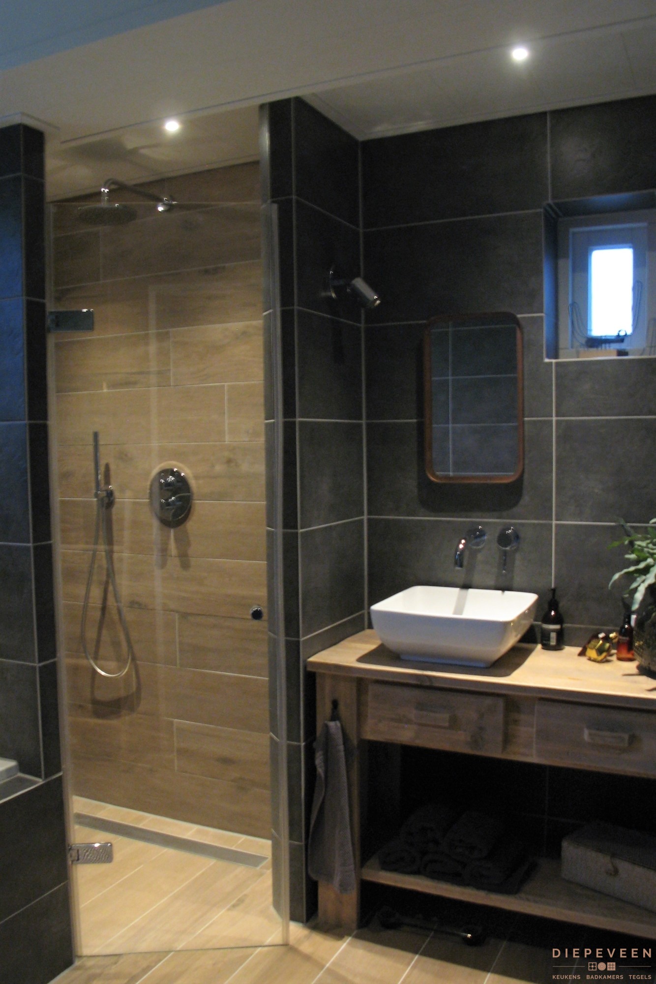 Verbazingwekkend Tijdloze badkamer met grijs en hout - Looqify IA-27